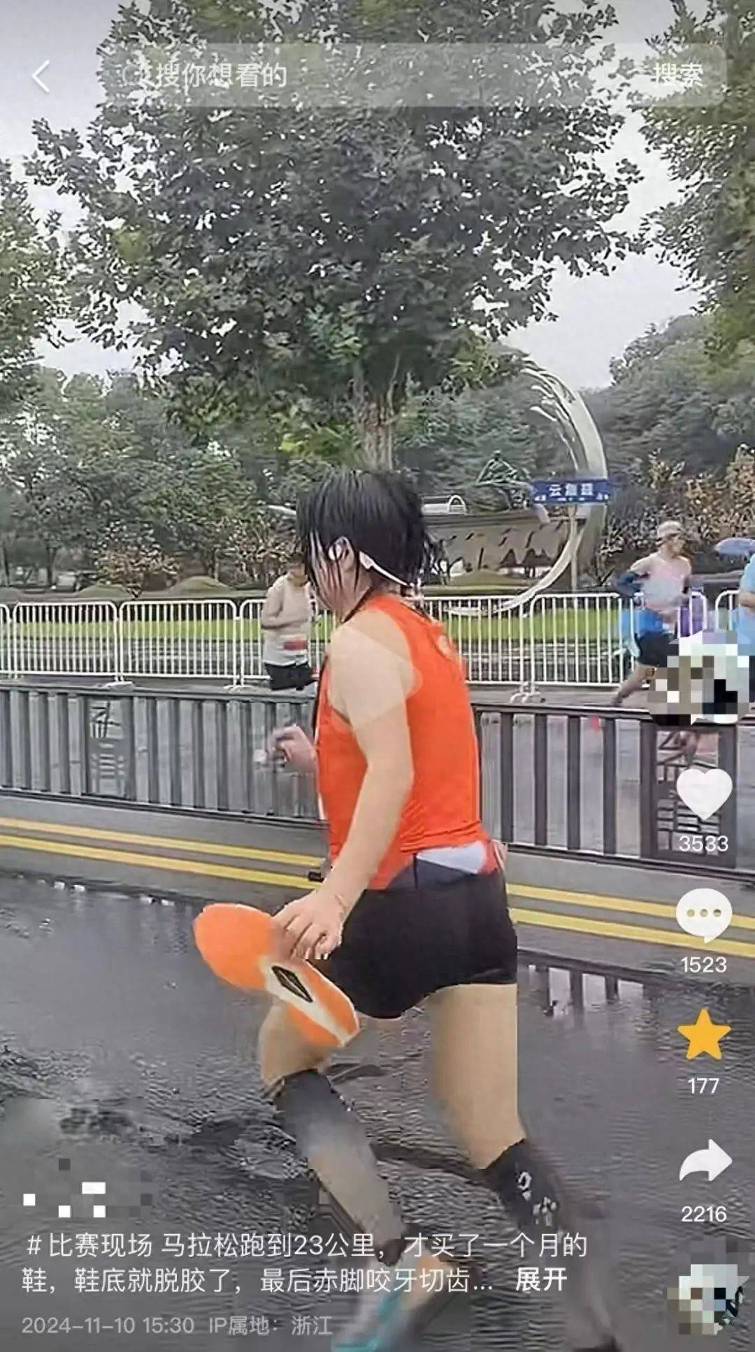 子脱胶、赤脚完赛特步客服回应千亿球友会首页女子跑全马鞋