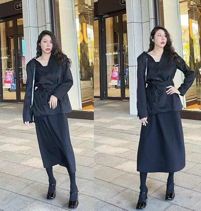 搭技巧：简约牛仔裤提升时尚感千亿国际网站中年女性秋季穿(图2)