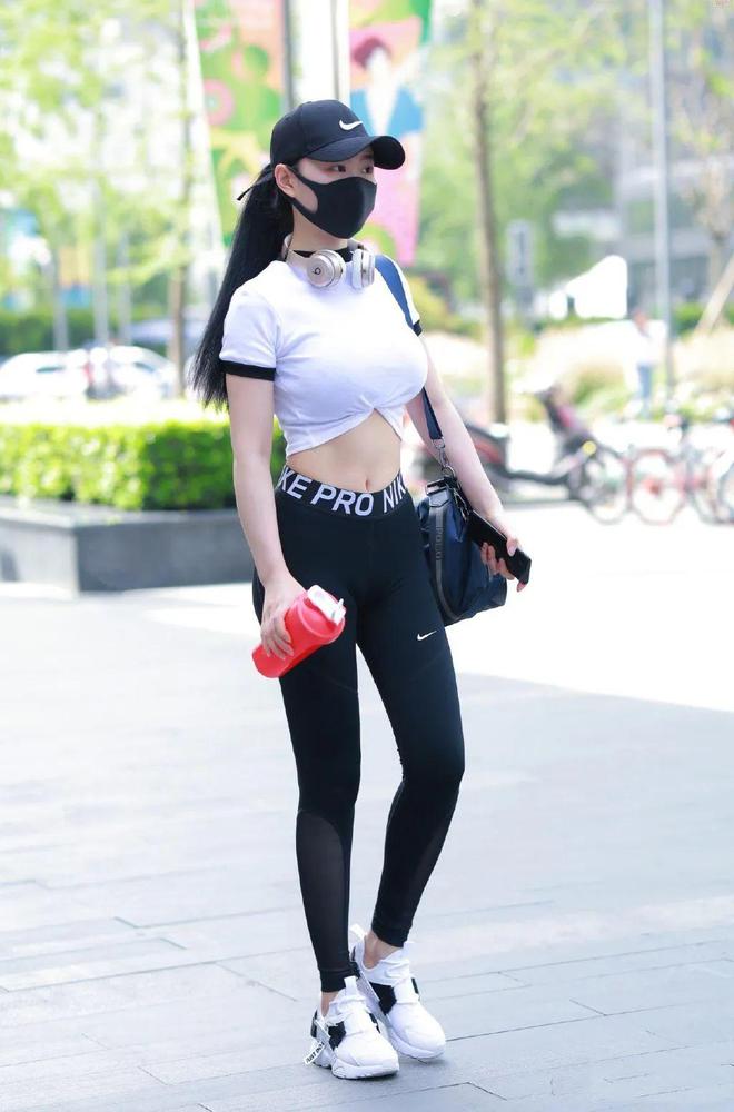 现“纤细腰线”风格时尚浪漫千亿球友会女生穿运动穿搭展(图4)