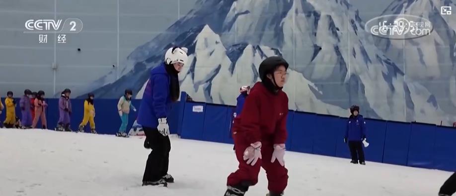 升温 多地攀岩滑雪馆迎来消费热潮千亿国际游戏登录气温下降室内运动(图3)