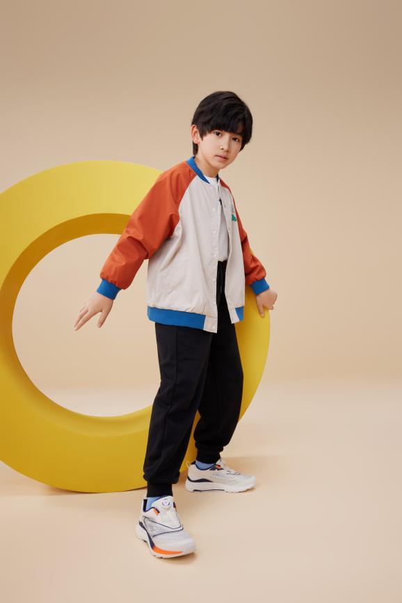 趋势功能性儿童运动鞋成“刚需”qy千亿国际热爱运动人群呈上涨(图1)