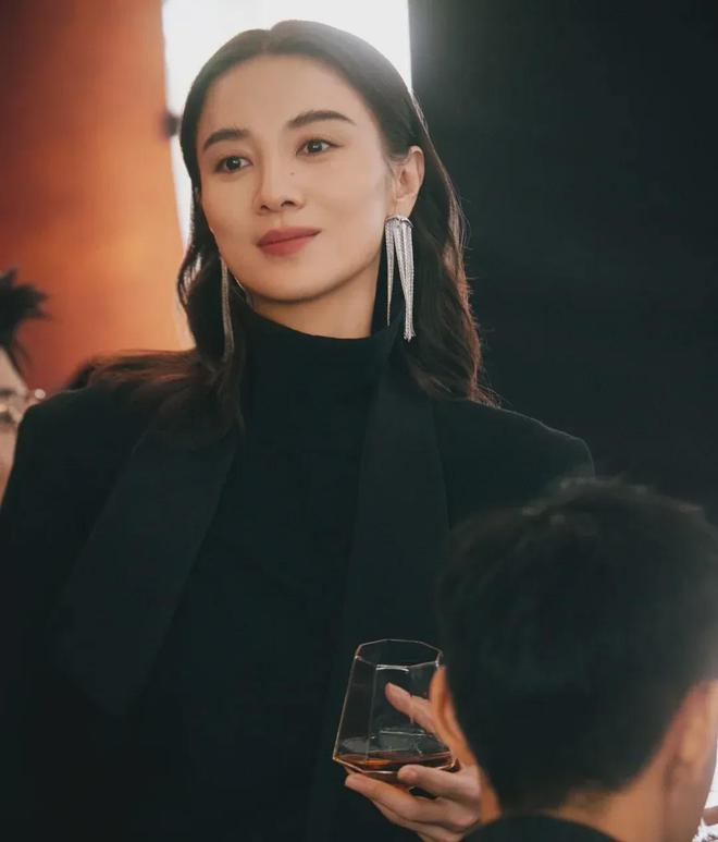 才发现羽绒服不搭半身裙高跟鞋很高级千亿平台网站看了宋佳4套羽绒服穿搭(图2)