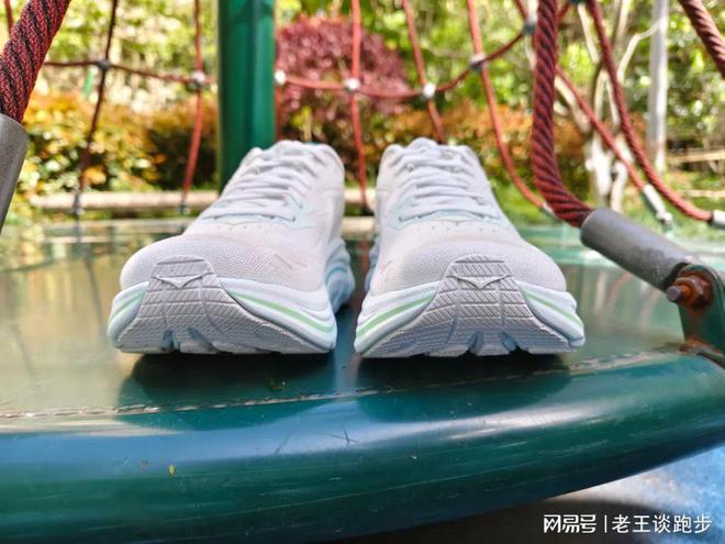 10：恰到好处的卓越跑鞋HOKA CLIFTON(图14)