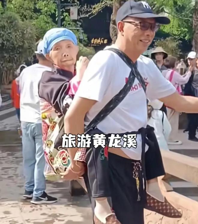 报点赞男子的身份曝出感动网友男子背九旬妈妈旅游被人民日
