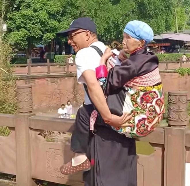 报点赞男子的身份曝出感动网友男子背九旬妈妈旅游被人民日(图4)